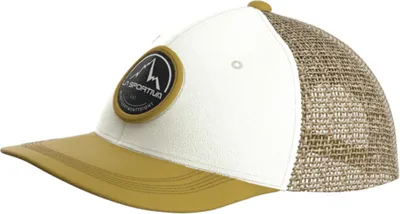 La Sportiva Belayer Cap in Weiß und Beige mit einem runden Logo auf der Vorderseite.