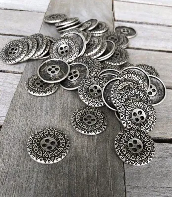 Immagine prodotto di Bottoni antichi in metallo argentato a 4 fori da 15 mm, 18 mm o 25 mm (10 pezzi)