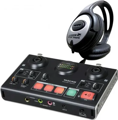 Produktbild von Tascam US-42B MiniStudio Creator mit Kopfhörer