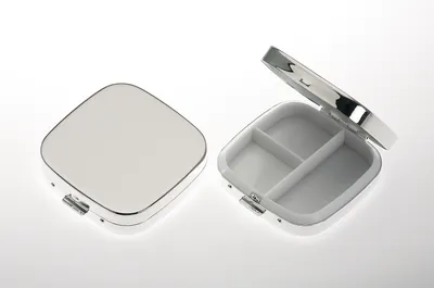 Produktbild von Pillendose 3-geteilt quadratisch glatt poliert verchromt 6,0 x 6,0cm