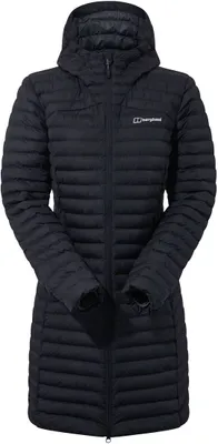 Schwarze Nula Lange Micro Jacket von Berghaus; isolierende Damenjacke mit Kapuze und langen Ärmeln.