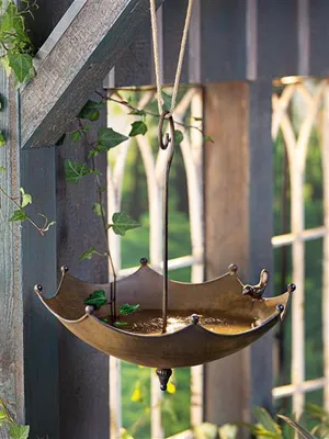 Produktbild von Vogeltränke "Schirm" aus Metall in Rost Optik, hängend, Vogelbad winterfest & frostsicher, Wasserschale, Balkon & Gartendeko für Draußen