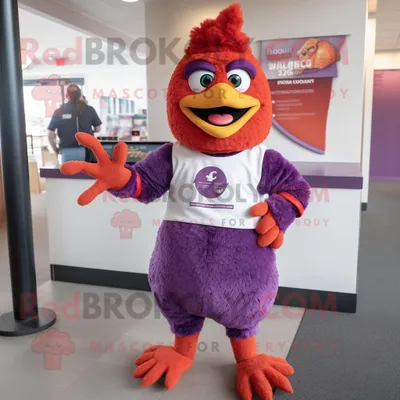Produktbild von Lila REDBROKOLY Huhn-Parmesan Maskottchen Kostüm figur bekleidet mit Leggings und Hosenträgern