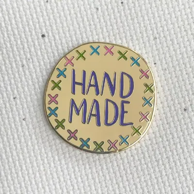Imagen del producto de Bothy Threads, imán para sujetar agujas, diseño "Hecho a mano", modelo XA14, 4x4 cm