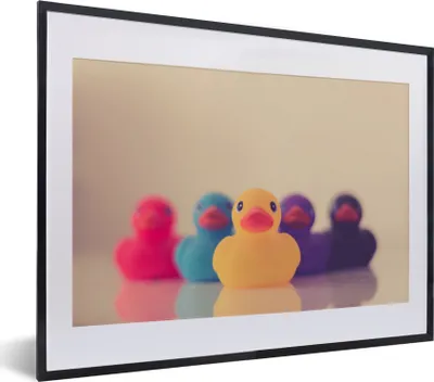 Produktbild von MuchoWow® MuchoWow® Gerahmtes Poster Gummi-Enten - Farben 40x30 cm - Poster mit zchwarzem Bilderrahmen - Bilderrahmen - Poster im Rahmen