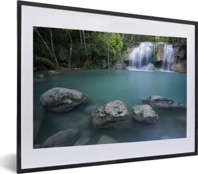 Produktbild von MuchoWow® MuchoWow® Gerahmtes Poster Ein thailändischer Wasserfall an den Felsen im Erawan-Nationalpark 40x30 cm - Poster mit zchwarzem Bilderrahmen - Bilderrahmen - Poster im Rahmen