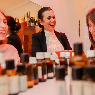 Zdjęcie produktu dla Warsztaty perfumeryjne i impreza mydays wraz z napojami w Wiedniu; podaruj komuś to przeżycie lub przeżyj je sam; kupon dla 1 osoby