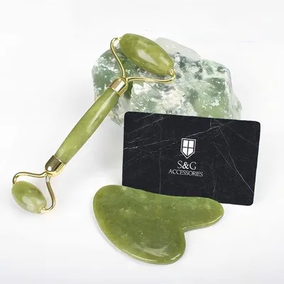 Image de Kit de soins du visage en jade avec appareil à glace et gua sha, pour une peau saine et éclatante et une meilleure régénération.