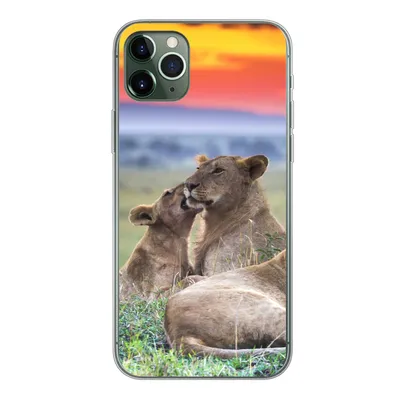 Produktbild von MuchoWow® Handyhülle Schutzhülle Hülle für iPhone 11 Pro Max Löwen bei Sonnenaufgang Silikon Softcase Handy Hülle - Schutz