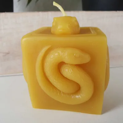 Obrázok produktu pre Včelí vosk sviečka kocky had sviečka 6 cm