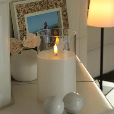 Produktbild von LED Kerze im Glas - Windlicht - Echtwachs - flackernde 3D Flamme - Timer - H: 17,5cm - D: 10cm