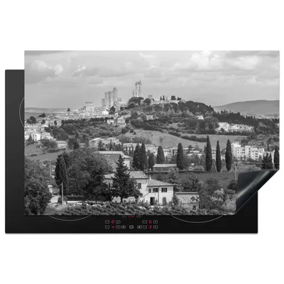 Produktbild von KitchenYeah© Herdabdeckplatte Die Hügel von San Gimignano in der Toskana - schwarz und weiß , 80x52cm, Küche Deko, Glaskeramikkochfeld Herdabdeckung, Abdeckplatte fùr Kochfeld