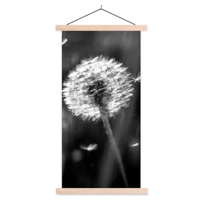 Produktbild von MuchoWow® Textilposter Löwenzahn - Schwarz - Weiß - Pflanze 60x120 cm mit holzfarbenen Rahmen - Holz