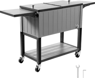 Image de SucceBuy Chariot réfrigérant pour boissons, capacité de 75,71 L, convient pour jusqu'à 50 bouteilles ou 110 canettes. Idéal pour les fêtes en terrasse et les bars, équipé d'une étagère inférieure, de tablettes latérales, d'un ouvre-bouteille et d'un couvercle, refroidisseur de boissons en noir.