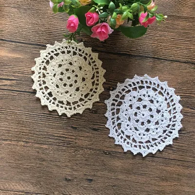 Produktbild von Unyqoos® Handgehäkelte Baumwoll-Deckchen 24er Set, Weiß – Vintage Tisch-Deckchen für Hochzeit & Party (2×7 inch, 2×6 inch, 2×5–5.5 inch, 6×4–4.5 inch, 4×3.5 inch, 2×3 inch, 6×2 inch)