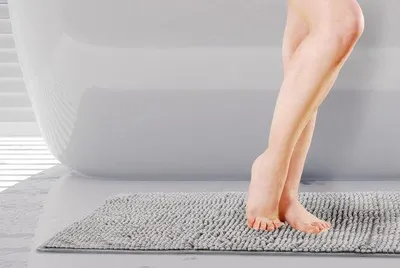 Produktbild von Unyqoos® Chenille-Badematte – weich & rutschfest, 45 x 75 cm, Polyester, silber, saugfähig & schnelltrocknend