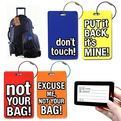Immagine prodotto di 4 portachiavi personalizzati in silicone con targhetta identificativa, disponibili in vari colori