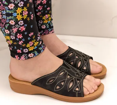 Obrázok produktu pre Dámske čierne šľapky ĽUBICA