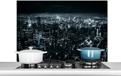 Produktbild von KitchenYeah®  Spritzschutz Küche - Küchenrückwand - Wandschutz für Herd und Spüle - Skyline - New York - Nacht 100x65 - Alu-Dibond (Alternative zum Spritzschutz aus Glas) - Hitzebeständig - Herdspritz
