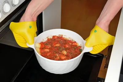 Produktbild von Gelbes Set mit 2 Silikon-Topfhandschuhen und Topflappen