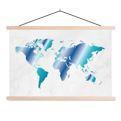 Produktbild von MuchoWow® Textilposter Weltkarte - Blau - Marmor 120x80 cm mit holzfarbenen Rahmen - Aufhängeset