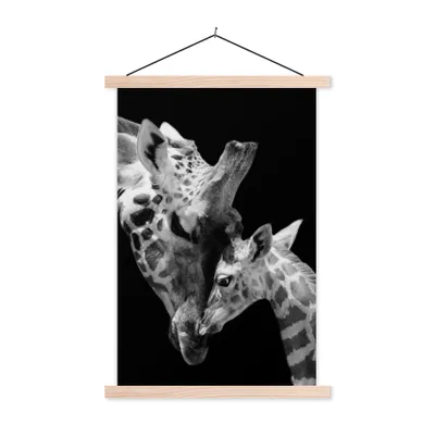 Produktbild von MuchoWow® Textilposter Giraffe - Wildtiere - Porträt - Schwarz-Weiß 120x180 cm mit holzfarbenen Rahmen - Textil-Plakat