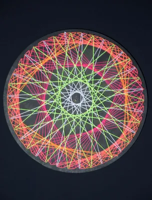 Produktbild von PSYWORK Schwarzlicht 2D StringArt Kreis "Spinning Wheel", 40cm