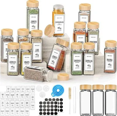 Obrázek produktu pro Sada 12 skleněných nádobek na koření s bambusovými víčky, objem 113 ml. Obsahuje víčka s otvorem pro nasypávání koření a 120 štítků na označení koření. Jsou průhledné