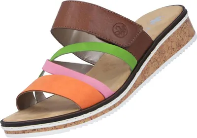 Auf dem Bild ist ein flacher Schuh in mehreren Farben zu sehen. Der Schuh wird von der Seite betrachtet und zeigt ein modernes Design.
