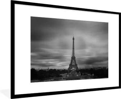 Produktbild von MuchoWow® Gerahmtes Poster Einsamer Eiffelturm 90x60 cm - Poster mit Schwarzem Bilderrahmen Wandposter Rahmen Foto Bilder - Wanddekoration - Fotos