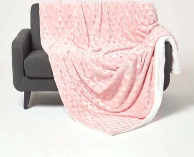 Produktbild von HOMESCAPES Kuschelige Samtdecke mit Dreiecksmuster - Sherpa-Decke rosa, 160 x 200 cm