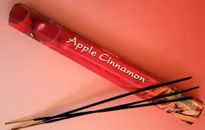 Das Bild zeigt eine Packung Räucherstäbchen der Firma Krishan, mit dem Duft von Apfel und Zimt.