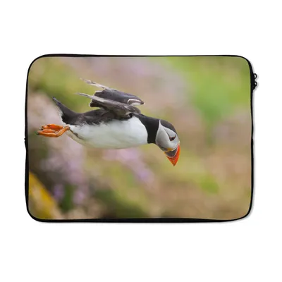 Produktbild von MuchoWow® Laptop Hülle 13 Zoll Fliegender Papageientaucher Laptoptasche - Laptophülle - Sleeve - Rundumschutz