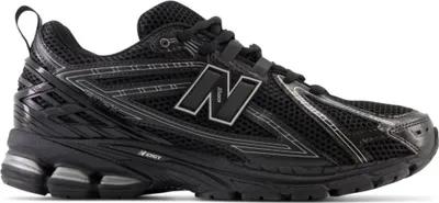 Produktbild von Kaufen Sie den New Balance M1906RCH Black Grey bei Kicksshop. Sportlicher schwarz-grauer Uni-Sneaker mit modernem Design und bequemer Passform.
