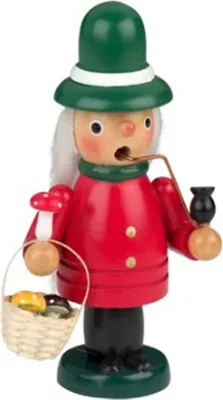 Dies ist ein Räuchermännchen, das Pilze sammelt. Es trägt einen grünen Hut und einen roten Mantel.