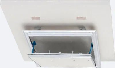 Produktbild von Revisionsklappe Alumatic Safe 30 für Brandschutzdecke F/EI30 mit Gipskartoneinlage GKF 2 x 12,5 mm 400 mm x 600 mm
