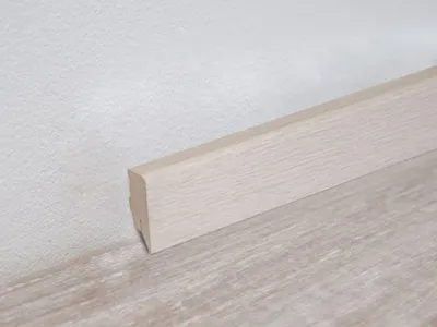 Produktbild von PROFI | 2,50 m | Grau 58mm Sockelleiste Eiche Nachbildung, Folierte Sockelleiste mit MDF Kern, Besonders Beanspruchbar, Natürlicher Look, Hohe Oberflächenqualität, Einfache Cliptechnik, Verdeckte Kabelverlegung