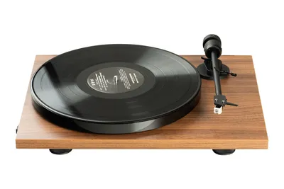 Produktbild von Pro-Ject E1, Audio-Plattenspieler mit Riemenantrieb, Halbautomatisch, Walnuss, 33,45 RPM, 33,45 RPM, 65 dB