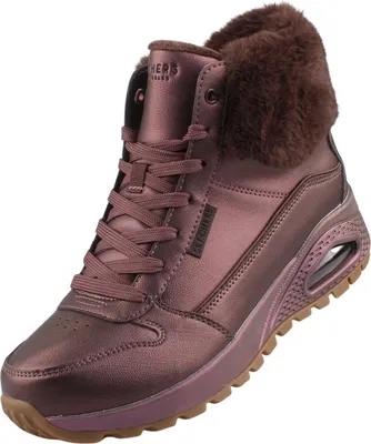 Auf dem Bild ist ein lila Freizeitschuh zu sehen der von der rechten Seite abgebildet ist. Der Schuh hat ein sportliches Design mit einem atmungsaktiven Obermaterial und einer robusten Sohle.
