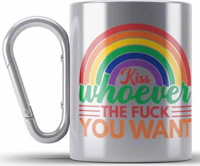 Produktbild von Trendation - LGBT Edelstahl Tasse Karabiner Geschenk für Schwule Lesben Transgender Sounds Gay Im In Regenbogen Lustige Grafik Regenbogen Kiss Whoever You Want (Silber)