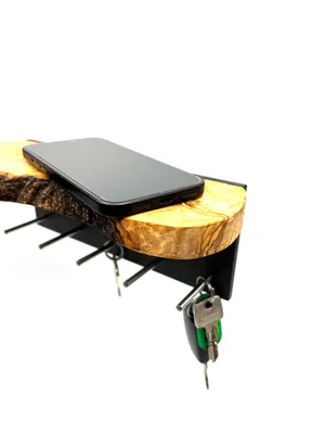 Produktbild von Rustikales Schlüsselboard aus Olivenholz mit Ablage und Metallstiften