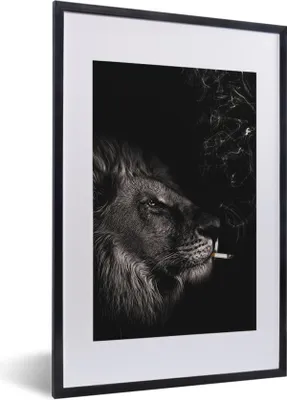 Produktbild von MuchoWow® MuchoWow® Gerahmtes Poster Löwe - Zigarette - Schwarz - Weiß 40x60 cm - Poster mit zchwarzem Bilderrahmen - Poster in Rahmen