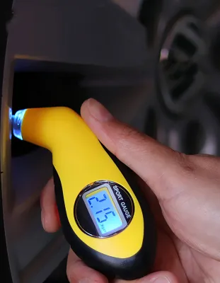 Imagen del producto de Manómetro digital para máticos con LED, rango de 0 a 150 PSI, conmutable a 4 unidades, de alta precisión. Medidor portátil y eléctrico para controlar la presión de los máticos de automóviles, camiones, motocicletas y bicicletas