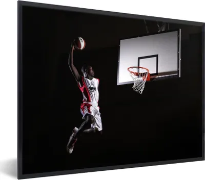 Produktbild von MuchoWow® Gerahmtes Poster Ein Basketballspieler wirft den Basketball in den Korb 80x60 cm - Poster mit Schwarzem Bilderrahmen Wandposter Rahmen Foto Bilder - Schwarzem - Mit Gestell