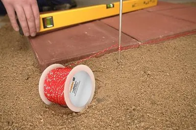 Produktbild von Maurerschnur rot/weiß - 100 m Länge - Ø 2,0 mm - Geflochten aus Polypropylen - Knotenfest und reißfest - Auf Spule