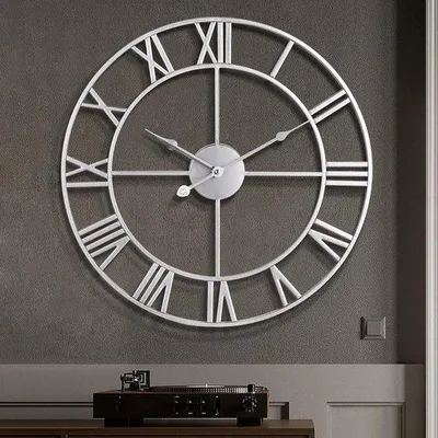 Zdjęcie produktu dla Uniqoos® Okrągły metalowy zegar ścienny, średnica 60 cm, srebrny, z cyframi rzymskimi, cichy (bez tykania) – design retro z wysokiej jakości mechanizmem kwarcowym, idealny do salonu, sypialni i kuchni