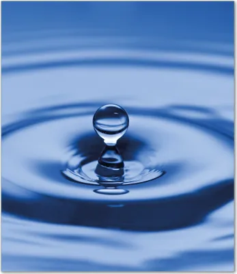 Produktbild von Wallario Herdabdeckplatte aus Glas, Größe 52 x 60 cm 1-teilig, Motiv Wassertropfen im blauen Wasser