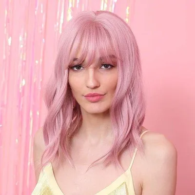 Productafbeelding van Gekrulde roze pruik voor dames, gemaakt van natuurlijk ogend synthetisch haar