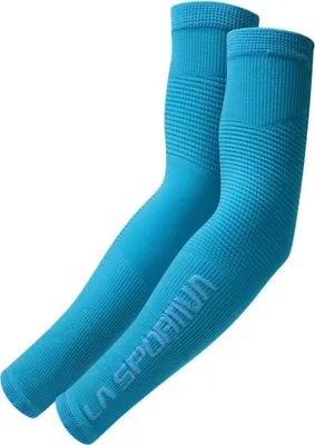 Hellblaue Armlinge mit strukturiertem Strickmuster und Schriftzug La Sportiva in hellblau