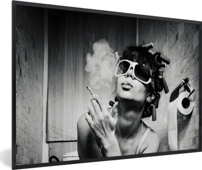 Produktbild von MuchoWow® Gerahmtes Poster Frau - Vintage - Lockenwickler - Toilette - Zigarette 90x60 cm - Poster mit Schwarzem Bilderrahmen Wandposter Rahmen Foto Bilder - Fotorahmen - Foto-Plakat